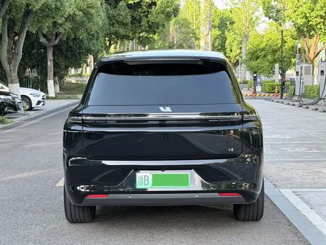 Li Auto L8 — Фото автомобиля 13