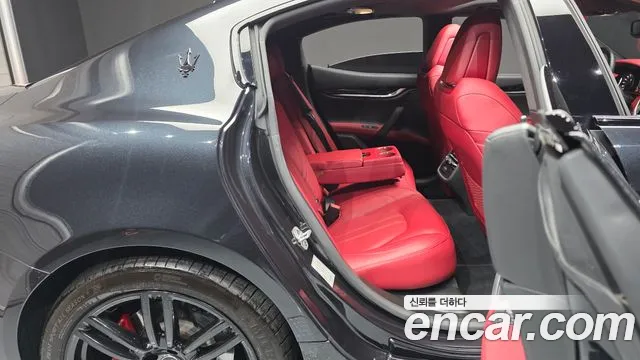 Maserati Ghibli — Фото автомобиля 17