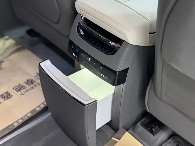 ZEEKR Zeekr 009 2024 7-Seat Aisle AWD Version 108kWh — Фото автомобиля 19