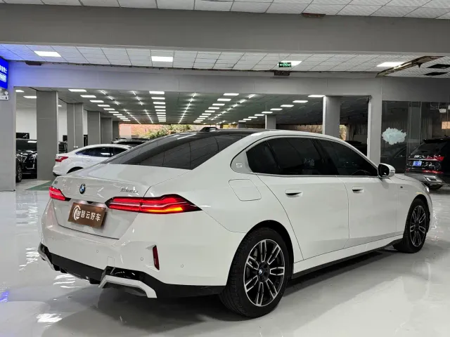 BMW 5 Series — Фото автомобиля 9