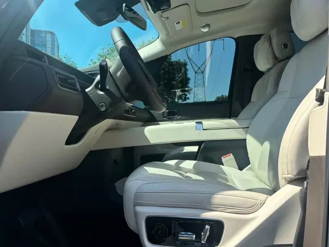 Li Auto MEGA — Фото автомобиля 4