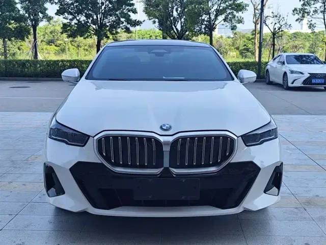BMW 5 Series — Фото автомобиля 2