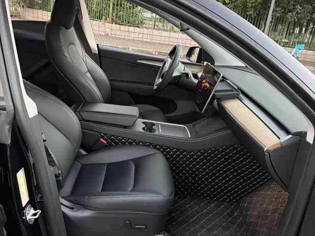 Tesla Model Y — Фото автомобиля 9