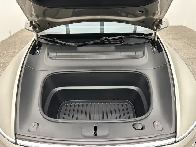 Tesla Model Y L — Фото автомобиля 9