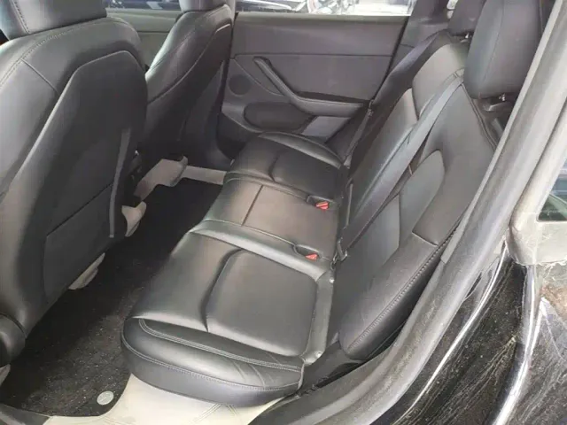 Tesla Model Y — Фото автомобиля 16