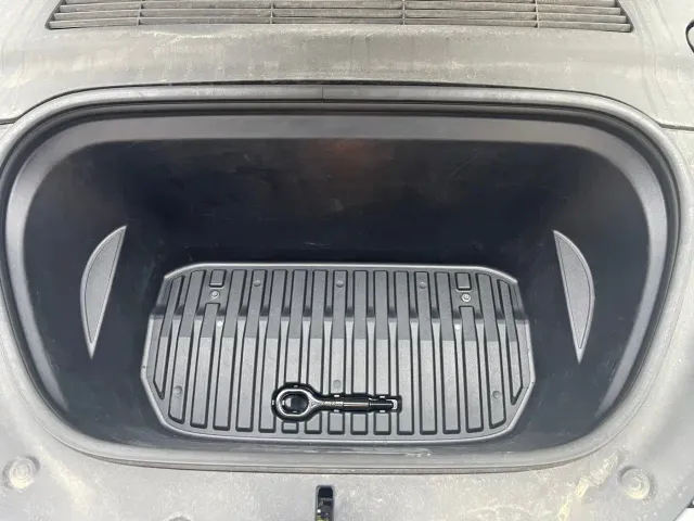 Tesla Model Y — Фото автомобиля 21