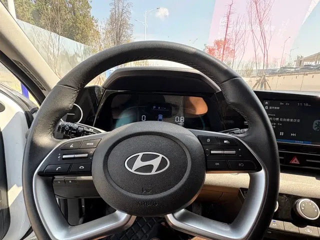 Hyundai Elantra — Фото автомобиля 5