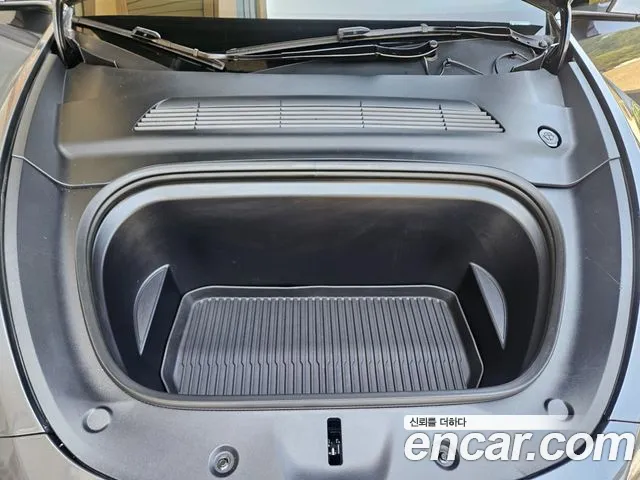Tesla Model Y — Фото автомобиля 12