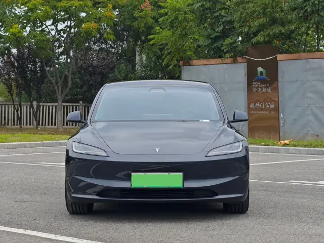 Tesla Model 3 — Фото автомобиля 2
