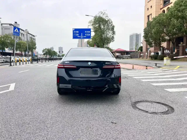 BMW 5 Series — Фото автомобиля 8