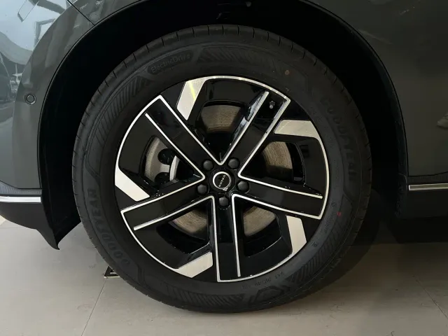 Volvo XC70 Plug-in Hybrid — Фото автомобиля 9