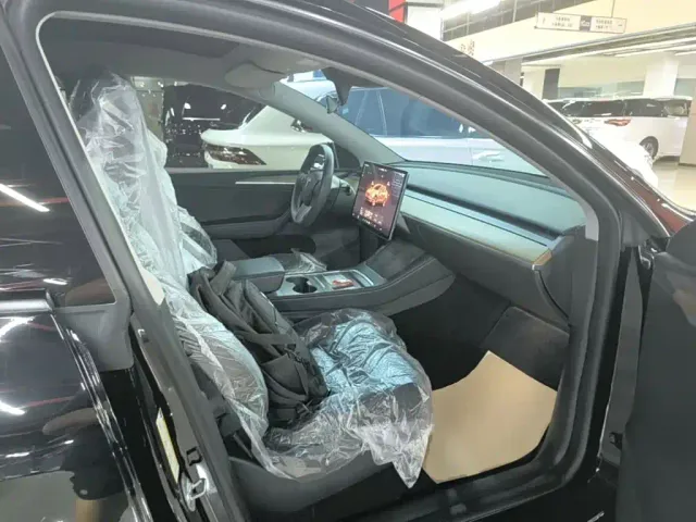 Tesla Model Y — Фото автомобиля 24