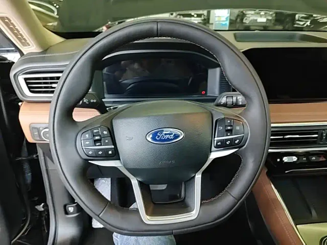 Ford Explorer — Фото автомобиля 10