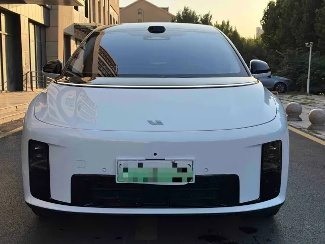 Li Auto i8 — Фото автомобиля 2