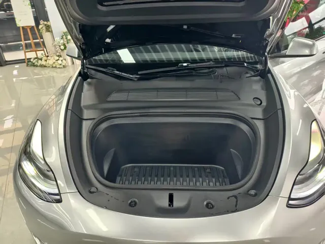 Tesla Model Y — Фото автомобиля 14