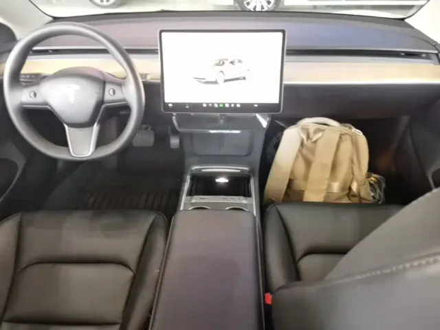 Tesla Model 3 — Фото автомобиля 9