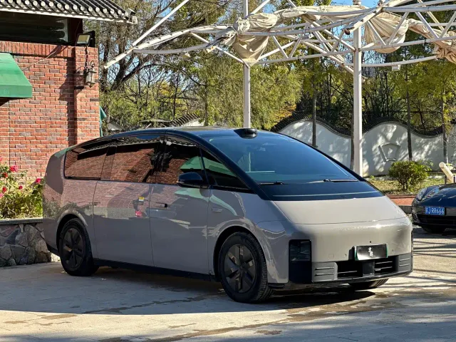 Li Auto MEGA — Фото автомобиля 3
