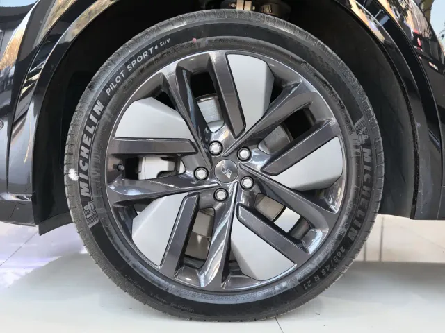 Li Auto L9 — Фото автомобиля 4