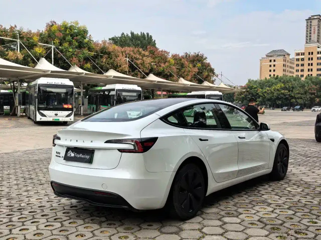 Tesla Model 3 — Фото автомобиля 7