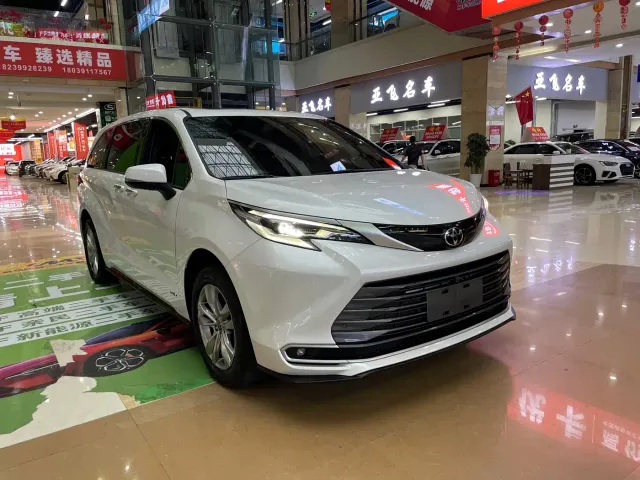 Toyota Sienna — Фото автомобиля 4