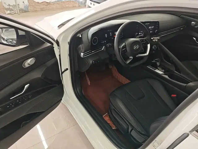 Hyundai Elantra — Фото автомобиля 15