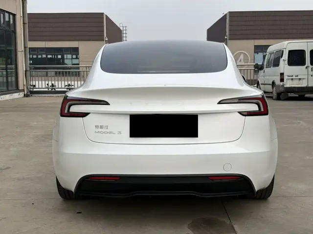 Tesla Model 3 — Фото автомобиля 8
