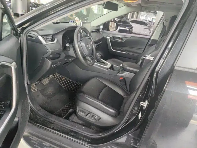Toyota RAV4 — Фото автомобиля 4