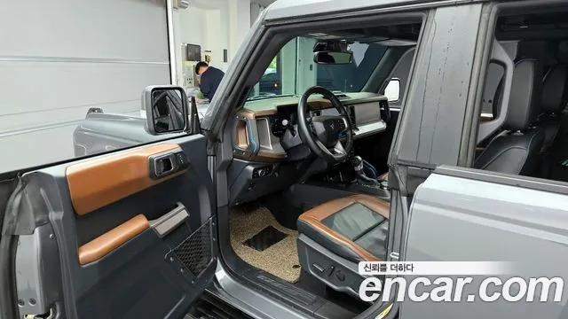 Ford Bronco — Фото автомобиля 10