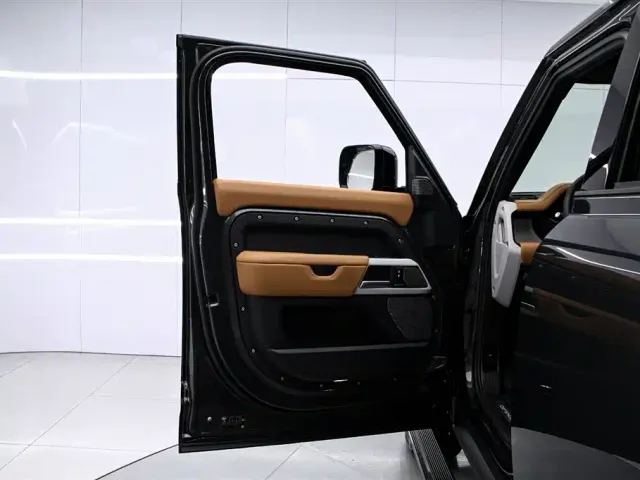 Land Rover Defender — Фото автомобиля 11