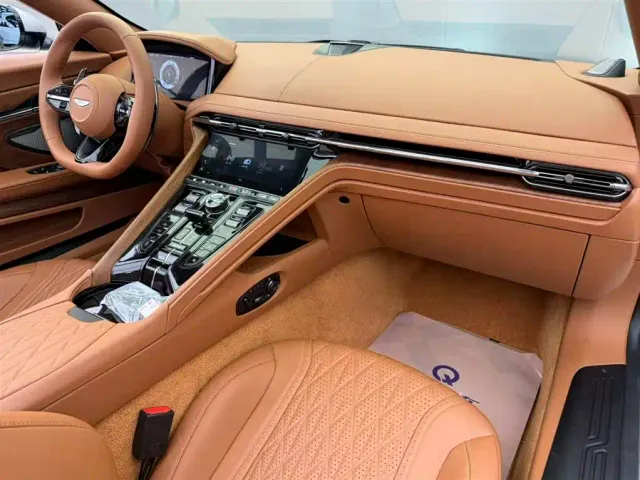 Aston Martin DB12 — Фото автомобиля 11