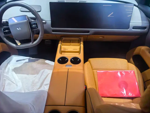 Li Auto i8 — Фото автомобиля 8