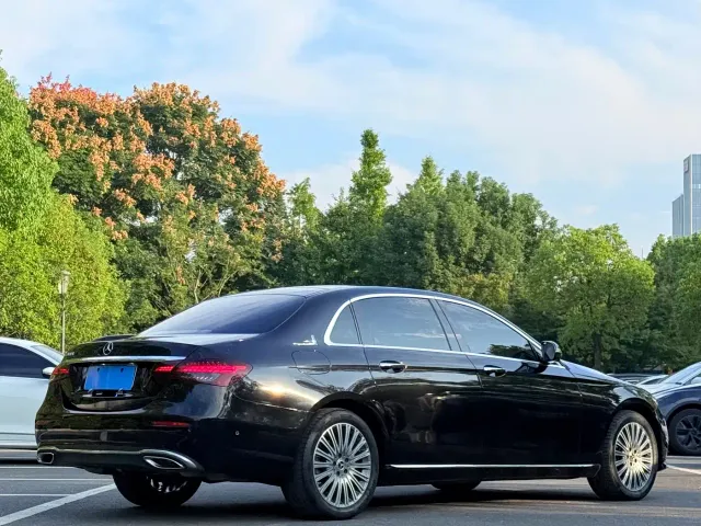 Mercedes-Benz E-Class — Фото автомобиля 3