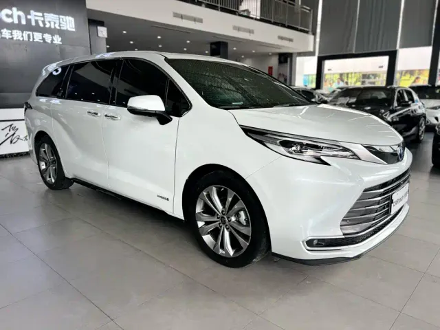 Toyota Sienna — Фото автомобиля 2