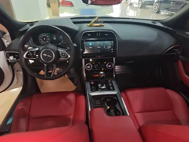 Jaguar XEL — Фото автомобиля 9