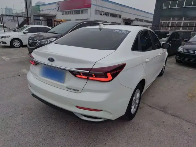 Ford Escort — Фото автомобиля 4