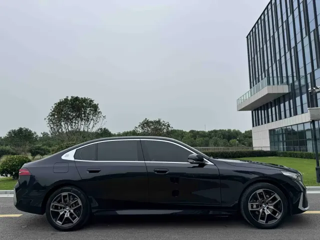 BMW 5 Series — Фото автомобиля 27
