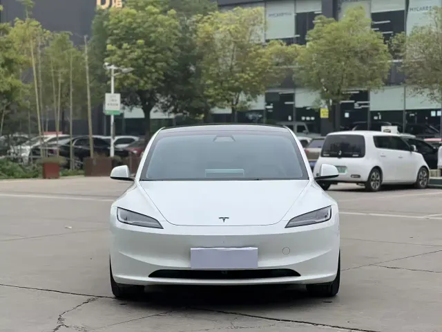 Tesla Model 3 — Фото автомобиля 2