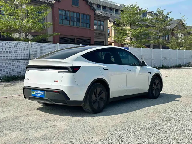 Tesla Model Y — Фото автомобиля 4