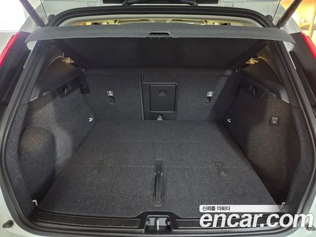 Вольво XC40 — Фото автомобиля 19