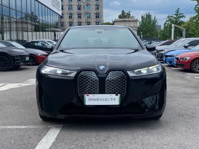 BMW iX — Фото автомобиля 2