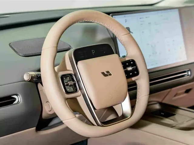 Li Auto i8 — Фото автомобиля 12