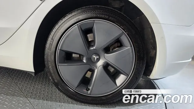 Tesla Model 3 — Фото автомобиля 21