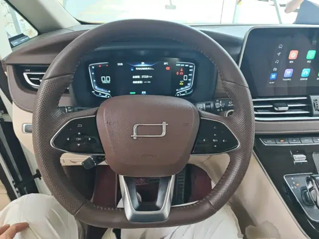Bestune Besturn M9 — Фото автомобиля 10