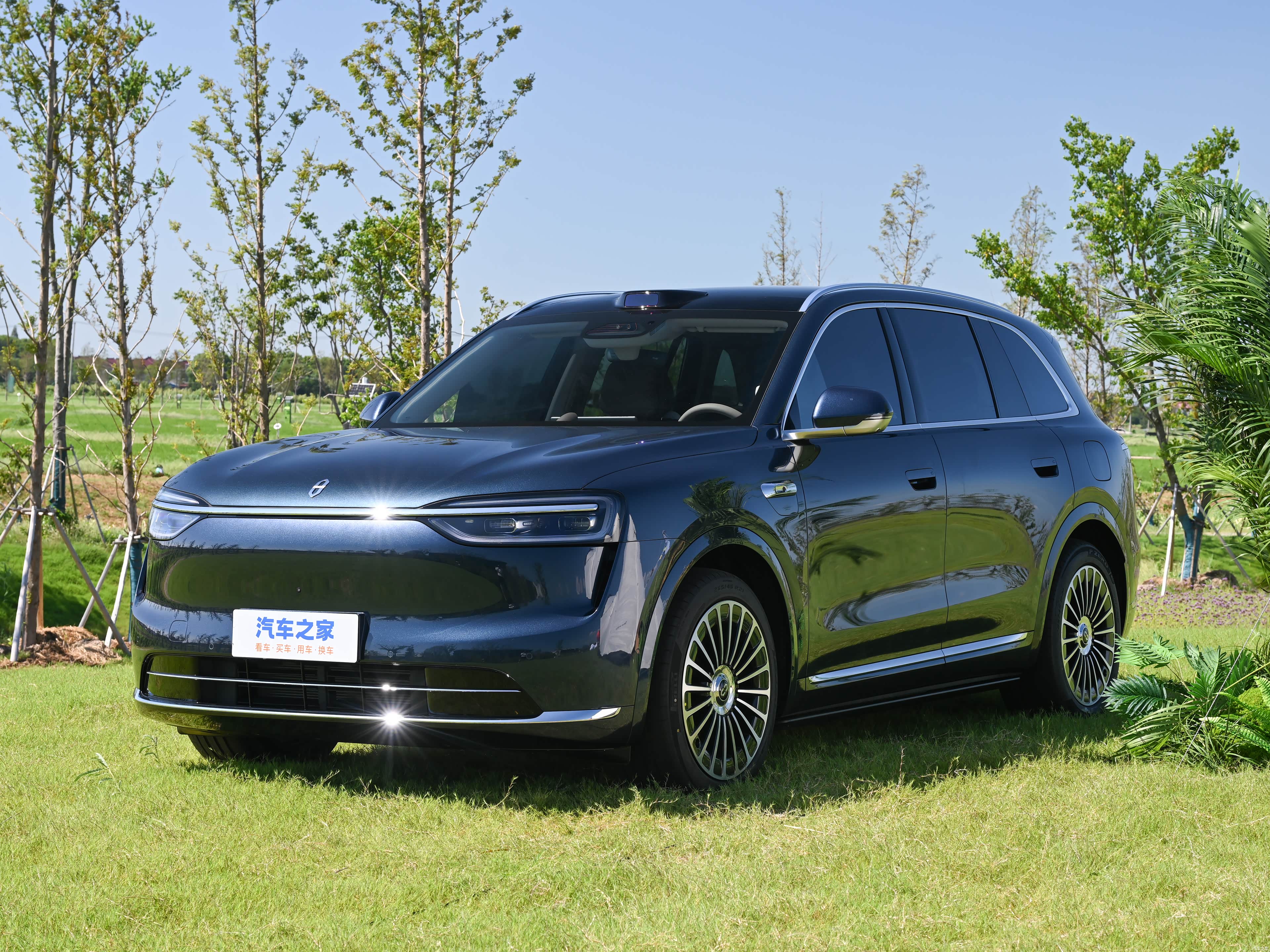 Фотография автомобиля — AITO M7 EREV Ultra 5 seats 4wd