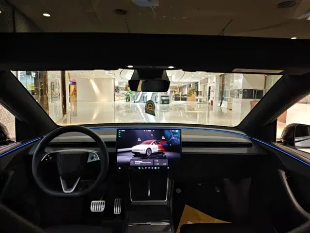 Tesla Model Y L — Фото автомобиля 17