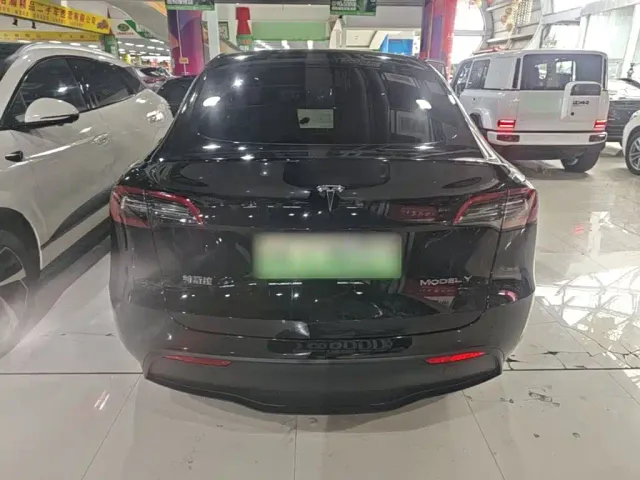 Tesla Model Y — Фото автомобиля 5