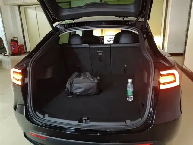 Tesla Model Y — Фото автомобиля 18