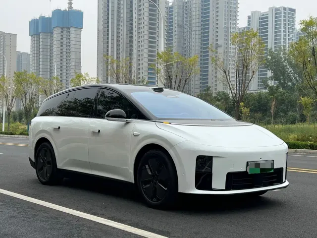 Li Auto i8 — Фото автомобиля 2