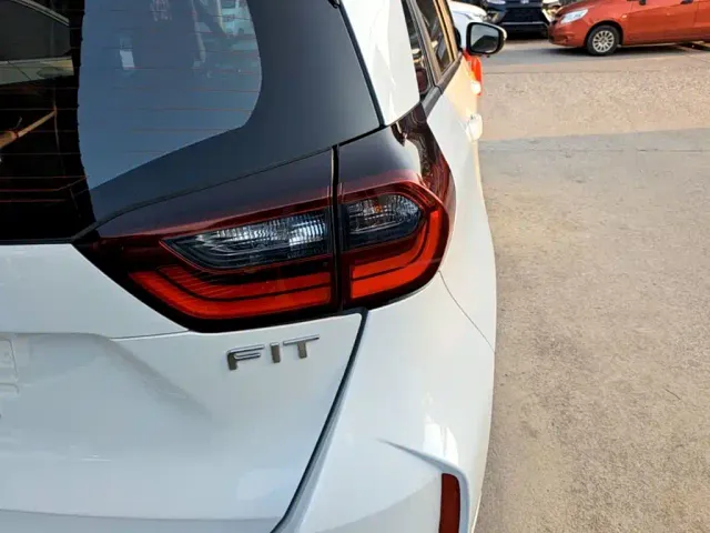 Honda Fit — Фото автомобиля 7