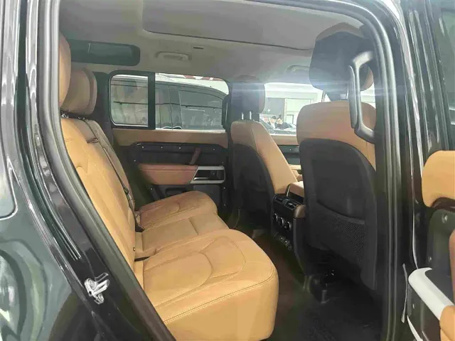 Land Rover Defender — Фото автомобиля 16